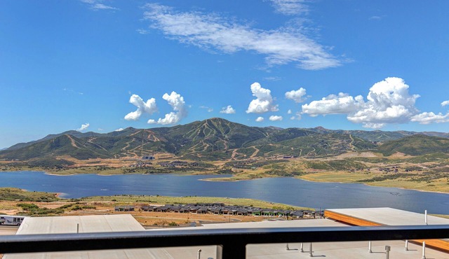 Brand-new townhome with views, shuffleboard - 12 mins to Park City & Deer Valley