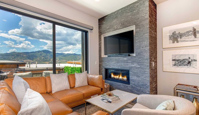 Brand-new townhome with views & hot tub - 12 mins to Park City & Deer Valley