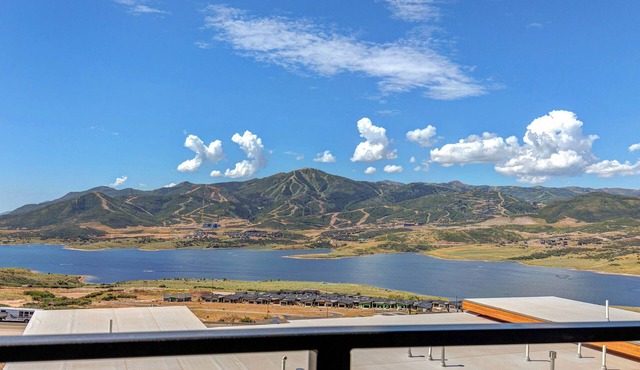 Brand-new townhome with views, shuffleboard - 12 mins to Park City & Deer Valley
