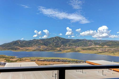 Brand-new townhome with views shuffleboard - 12 mins to Park City & Deer Valley