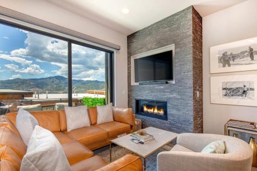 Brand-new townhome with views & hot tub - 12 mins to Park City & Deer Valley