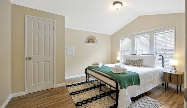 Brand New Two Bedroom: Near the Caverns