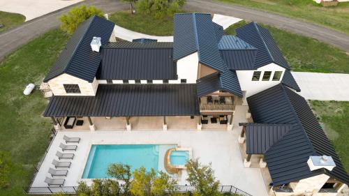 Brand new Two Kitchens Pool Hot tub For 28