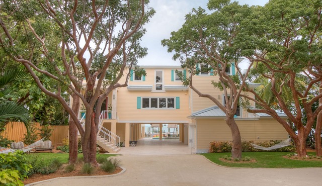 Brand New Unique Deep Water Gulf Front Estate. Beach, Pool, Hot tub and docks