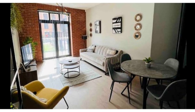 *Brand New*unique 2 bed apartment with pool & gym