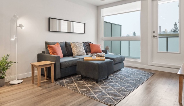 Brand New Upscale King Bed/Workspace/Free Parking