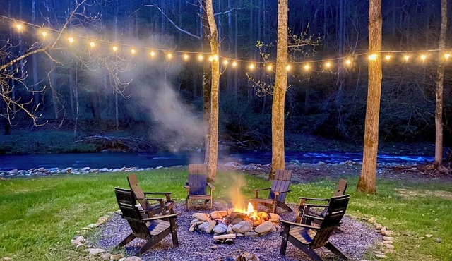 Brand New Upscale Waterfront Log Cabin With Hot Tub! 200 Ft of Creek Frontage!