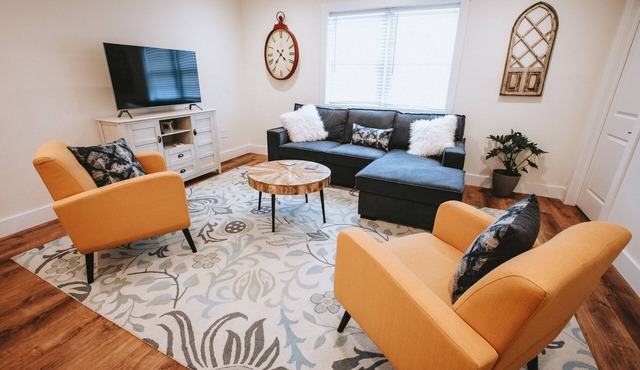 Brand New Downtown Apartment Near restaurants and 7 blocks from Beach.