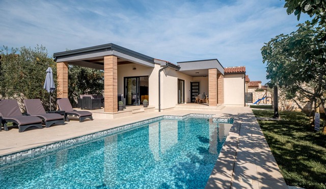 Brand new villa *, heated pool, 2.5 km from the sea, barbecue, WiFi, free WiFi