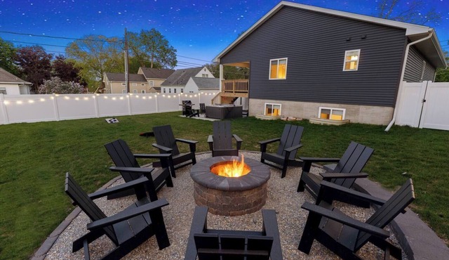 Brand New/walk to Downtown w/Hot tub & fenced yard