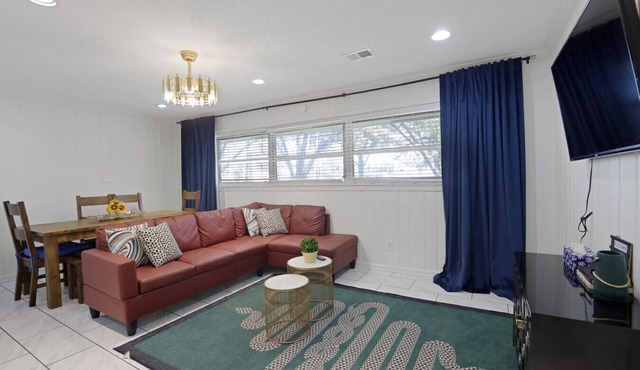 Brand new*Walk to Graceland*Sleeps 10*