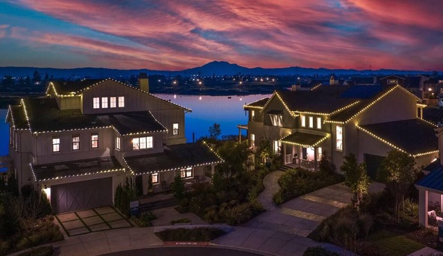 Brand new! water front 4beds/4.5 baths with loft + Crows nest in Bethel Island