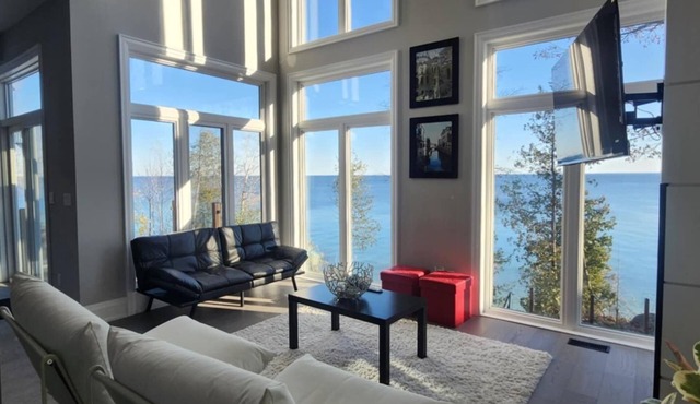 Brand new waterfront LUXE lake house for a beautiful week/end away!