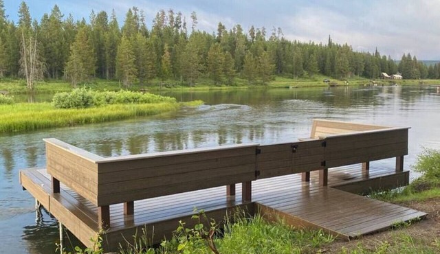 Brand-new Waterfront Retreat w/hot tub!