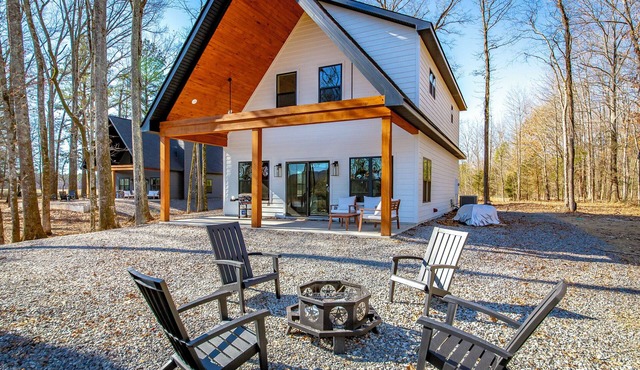 BRAND NEW Waterfront Cabin on TheLittle Red River with huge dock, arcades & WiFi