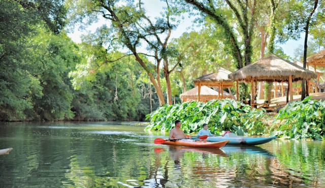 Brand new waterfront Cabin with many amenities: Pool, hot tub & kayaking. - RC6