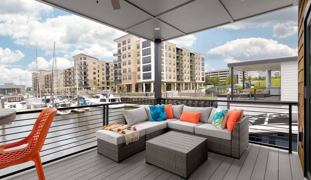 Brand new Wilmington historic district houseboat villa.