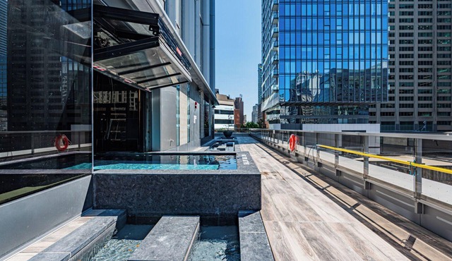 Brand New Yorkville Condo| King Bed | Pool | Gym | Corp Ready