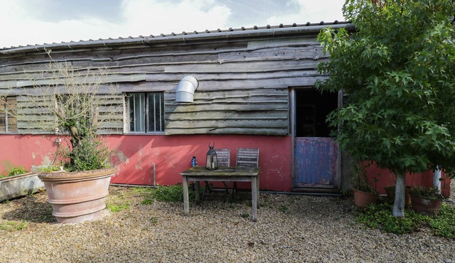 BRANDEERS STUDIO, pet friendly, character holiday cottage in Minety