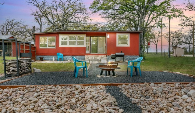 Brandi's Bluebonnet Bungalow | 1/1 | Pets Welcome w/fee | King Bed | Fire-pit & Grill