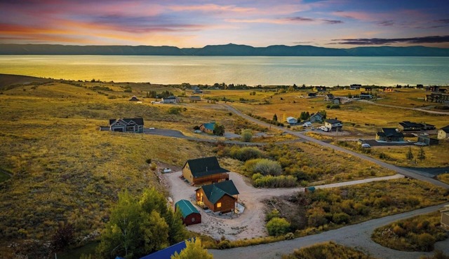 Brando Lodge | Gorgeous Cabin, Hot Tub, Fire Pit, Canyon Access & Lake Views!