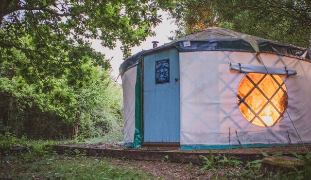 BRANDON HOUSE FARM YURT, with open fire in Mattishall
