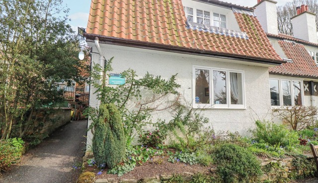 BRANKLYN GARDEN COTTAGE, pet friendly, with open fire in Perth