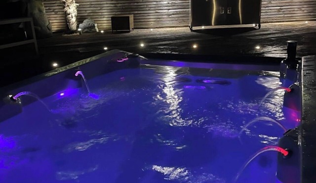 Branksome 4-House Sleeps 8 with Hot Tub & Parking