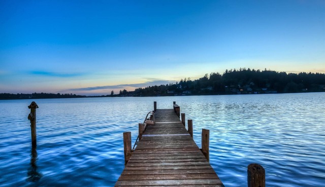 Brannholm Glass Lakefront Home -Pet friendly