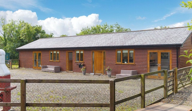 BRANOCK, TOR DOWN QUARRY, pet friendly, with hot tub in St Breward