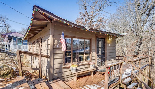 Branson Area Couple's Cabin w/Wraparound Porch!