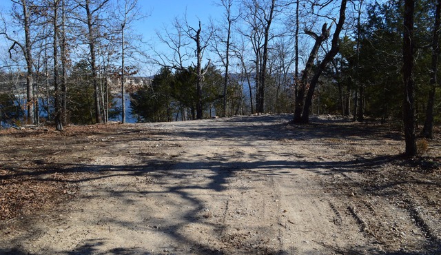 Branson area Lakehouse, 5 Bedrooms, 3 Baths, (Sleeps 9-15) New decks Spring 2019