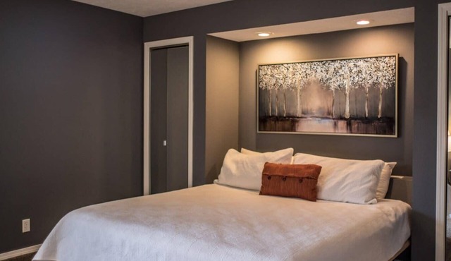 Branson Condo at Pointe Royale with Indoor Pool and Hot Tub on Taneycomo Lake ne