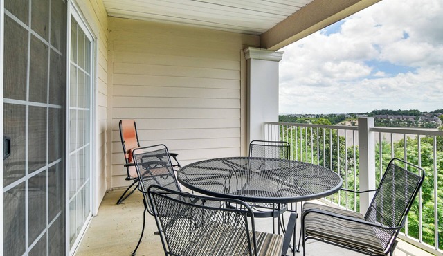 Branson Condo w/Pool Access & Views, 3 Mi Dtwn!