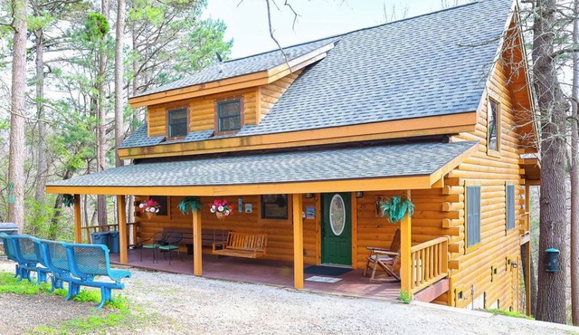 Branson Missouri Luxury Log Cabin on Quiet Pine Ridge forest above Lake, Jacuzzi