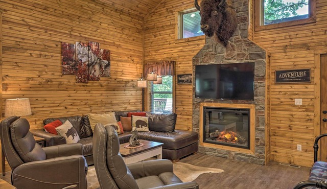 Branson West Cabin w/Pool Access & Golfing