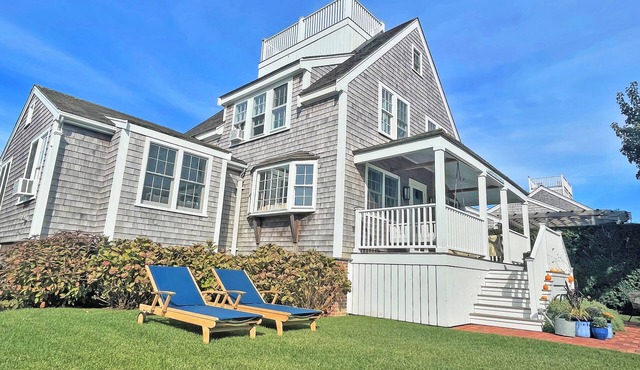 Brant Point Beach House, 5 Bed, 2 blocks from 2 beaches, walk to town
