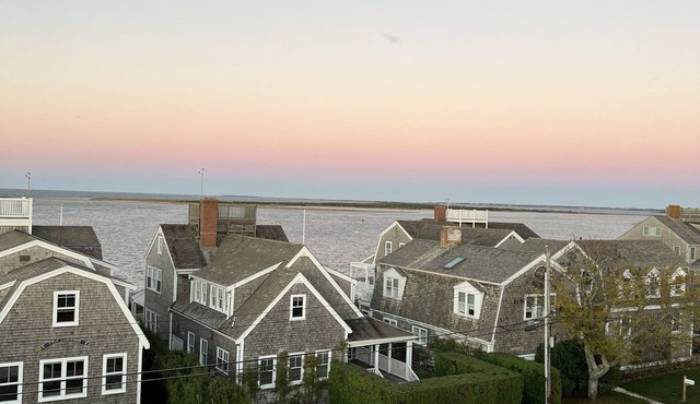 BRANT POINT breezes, spectacular views. Perfect for family. Walk to Town/Beach!