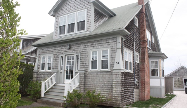 *Brant Point Home- Walk to BEACH,TOWN, EVERYTHING! Deck,Outdoor shower