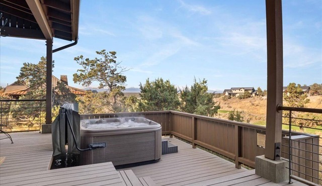 Brasada Ranch Cabin: Hot Tub with Mountain & Golf Views, 2 King Suites