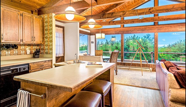 Brathouse By The Sea - Easy Access to the Pacific