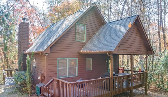Braveheart Cabin- Cozy, large cabin w/ balcony & hot tub, walk-in shower