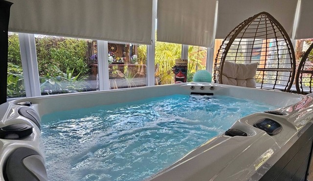 Braveheart Haven: 4BD Retreat with Hot Tub