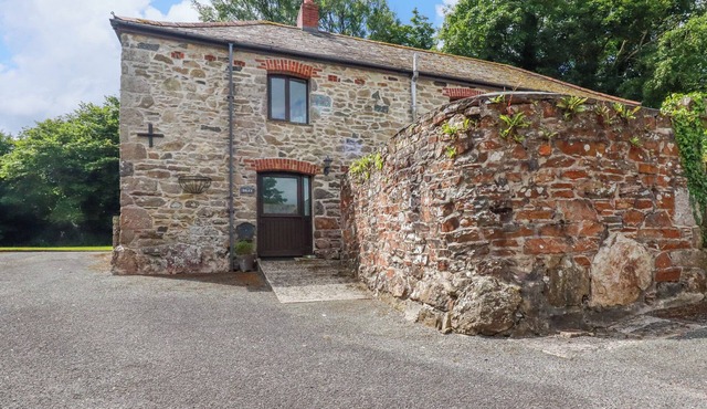 BRAY COTTAGE, pet friendly, with open fire in Winnard's Perch