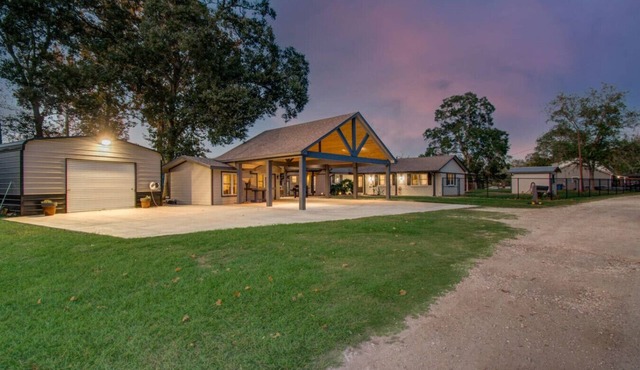 Brazoria Riverside Family Paradise!