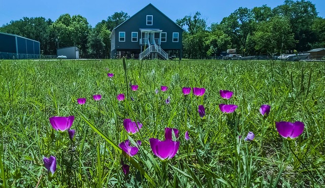 Brazos Breeze: Luxury Riverfront Estate for Weddings & Events, Sleeps 19