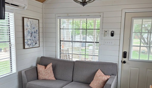 Brazos Cabin - Cozy 1-bedroom cabin in a quite resort near Liberty Hill