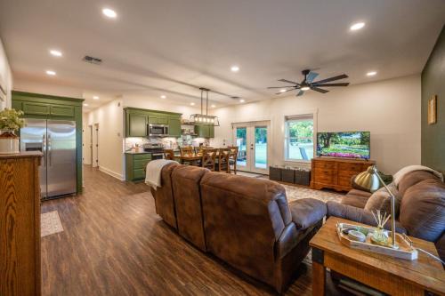 Brazos River Escape, Hot Tub, Indoor Pickleball, Firepit, Fishing, Kayaking, Nature Trail