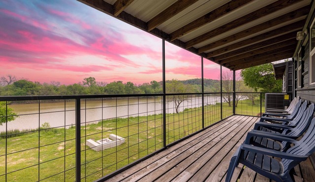 Brazos River Treehouse: nWaterfront/Outdoor Activities/Firepit/Hammock/Pets