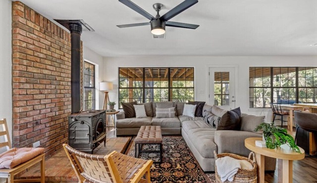 Brazos Riverside Cottage - Family, Fun Getaway